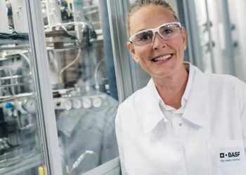 "A pesar de la tendencia alcista continuada en el precio de la energía y las materias primas, hemos logrado de nuevo unas ganancias sólidas en el segundo trimestre", declaró Martin Brudermüller, presidente de la Junta Directiva de BASF SE al presentar los resultados correspondientes al segundo trimestre de 2022 junto con el CFO, Hans-Ulrich Engel. BASF ya había publicado sus cifras provisionales el 11 de julio. El Grupo BASF registró ventas de 23.000 millones de euros, 3.200 millones por encima del nivel del mismo trimestre del ejercicio anterior. Este incremento del 16,3% se debió primordialmente al aumento de precios significativo que BASF pudo introducir en prácticamente todos los segmentos. Al situarse en 2.300 millones de euros, el resultado de explotación (EBIT) antes de extraordinarios alcanzó el nivel ya destacable del segundo trimestre de 2021. Los segmentos de Soluciones Agrícolas y Nutrición & Cuidado incrementaron notablemente sus ganancias, mientras que estas aumentaron ligeramente en el de Soluciones Industriales. El EBIT antes de extraordinarios mejoró considerablemente en Otros. En cambio, los segmentos de Productos Químicos y Materiales generaron un EBIT antes de extraordinarios considerablemente menor. En el segmento de Tecnologías de Superficie, el EBIT antes de extraordinarios también sufrió un declive considerable. El EBIT creció 34 millones de euros hasta los 2.400 millones de euros. El resultado de explotación antes de depreciaciones, amortizaciones y extraordinarios (EBITDA antes de extraordinarios) creció en 76 millones de euros hasta los 3.300 millones de euros; por su parte, en el segundo trimestre de 2022 el EBITDA alcanzó los 3.400 millones de euros, lo que supone un incremento de 197 millones de euros. Evolución de los flujos de caja durante el segundo trimestre de 2022 Los flujos de caja operativos alcanzaron los 1.200 millones de euros en el segundo trimestre de 2022, es decir, 1.300 millones menos que durante el mismo trimestre del ejercicio anterior. Por su parte, el flujo de caja libre fue de 336 millones, tras los 1.800 millones de euros registrados en el segundo trimestre de 2021. Evolución de los segmentos de BASF en el segundo trimestre de 2022 Las ventas del segmento de Productos Químicos acusaron un incremento significativo de un 27,2% frente al segundo trimestre de 2021 y llegaron a los 4.300 millones de euros. Ambas divisiones operativas contribuyeron a este resultado. El crecimiento de las ventas estuvo propiciado, en primera instancia, por unos precios considerablemente más altos en ambas divisiones para repercutir el alza de los precios de la energía y las materias primas en un contexto de fuerte demanda continuada. El EBIT antes de extraordinarios siguió situándose a un nivel alto (853 millones de euros), si bien muy por debajo de las ganancias excepcionalmente sólidas que se habían logrado en el segundo trimestre del ejercicio anterior. Esto se debe, sobre todo, a una notable contracción de las ganancias en la división de Productos Petroquímicos, propiciada a su vez por unos costes fijos más elevados como resultado del incremento de los precios de la energía y los efectos de divisa. El segmento de Materiales registró ventas por valor de 4.900 millones de euros, lo que supone un destacable aumento del 29,9% en comparación con el mismo periodo del ejercicio anterior. Esto se debió principalmente al sólido crecimiento de las ventas en la división de Monómeros. En lo que respecta a Materiales de Alto Rendimiento, esta división también registró un incremento considerable. La evolución positiva de las ventas se vio propiciada básicamente por el aumento significativo de los precios para repercutir el alza de los costes de las materias primas. Al situarse en 668 millones de euros, el EBIT antes de extraordinarios experimentó un fuerte descenso en comparación con el segundo trimestre de 2021. En ambas divisiones, los márgenes más altos no lograron compensar el incremento de los costes fijos. Las ventas del segmento de Soluciones Industriales acusaron un incremento significativo en comparación con el segundo trimestre de 2021 y llegaron a los 2.600 millones de euros. Esto representa un aumento de un 12,1%, debido principalmente a un sólido crecimiento de las ventas en la división de Performance Chemicals. Por otra parte, en la división de Dispersiones & Resinas, las ventas acusaron un ligero crecimiento que se debió fundamentalmente a unos niveles de precios considerablemente más altos en todas las áreas de negocio y todas las regiones. A su vez, esto fue el resultado del alza de precios de las materias primas, la energía y el transporte. El EBIT antes de extraordinarios de este segmento, de 323 millones de euros, se situó ligeramente por encima del nivel alcanzado en el mismo trimestre de 2021. Esto reflejó el incremento significativo de las ganancias en la división de Performance Chemicals, principalmente por el crecimiento de los márgenes propiciado por los precios. En el segmento de Tecnologías de Superficie, las ventas fueron de 5.400 millones de euros, un 7,6% por debajo del mismo trimestre del ejercicio anterior. El notable crecimiento de las ventas en la división de Coatings no logró compensar la fuerte caída en la de Catalizadores. La disminución de las ventas en términos interanuales se debió principalmente a la merma significativa de los volúmenes en la división de Catalizadores, debida sobre todo a una menor demanda del sector de la automoción a causa de un suministro insuficiente de semiconductores y de los confinamientos en China. El EBIT antes de extraordinarios pasó de los 289 millones registrados durante el segundo trimestre de 2021 a los 227 millones de euros, lo que supone una caída considerable determinada por el acusado descenso del EBIT antes de extraordinarios en la división de Coatings, motivado principalmente por unos costes fijos más altos. En comparación con el segundo trimestre de 2021, el segmento de Nutrición & Cuidado registró un incremento de las ventas del 30,9%, hasta los 2.100 millones de euros. Ambas divisiones contribuyeron significativamente a este resultado, propiciado por unos precios considerablemente más altos en todas las áreas de negocio con el fin de repercutir el alza de precios de las materias primas y la energía. El EBIT antes de extraordinarios de este segmento se situó considerablemente por encima del nivel alcanzado durante el mismo trimestre del ejercicio anterior y llegó hasta los 213 millones de euros. Esto se debió al incremento notable del EBIT antes de extraordinarios en la división de Care Chemicals. Las ventas de 2.500 millones de euros del segmento de Soluciones Agrícolas se incrementaron de forma significativa en comparación con el segundo trimestre de 2021. Este aumento, de un 25,3%, puede atribuirse principalmente a los precios más altos en todas las regiones y a los efectos de divisa positivos, sobre todo del dólar estadounidense. Unos volúmenes notablemente más altos también contribuyeron a esta evolución de las ventas. El EBIT antes de extraordinarios, de 223 millones de euros, se situó muy por encima del nivel alcanzado en el mismo trimestre del ejercicio anterior. Esto se debió principalmente a la evolución positiva de las ventas, que logró compensar con creces el aumento de los costes. Las ventas de Otros crecieron considerablemente en comparación con el segundo trimestre de 2021 hasta los 1.100 millones de euros, principalmente como reflejo del incremento de las ventas en el comercio de productos básicos. Por su parte, el EBIT antes de extraordinarios registró una mejora considerable frente al mismo periodo del ejercicio anterior al situarse en -168 millones de euros. Perspectivas del Grupo BASF para 2022 La valoración del entorno económico global para 2022 se ha ajustado tal y como se muestra a continuación (entre paréntesis se indican las hipótesis anteriores del Informe de 2021 de BASF; las previsiones de crecimiento actuales están redondeadas): Crecimiento del producto interior bruto: +2,5% (+3,8%) Crecimiento de la producción industrial: +3,0% (+3,8%) Crecimiento de la producción química: +2,5% (+3,5%) Tipo de cambio promedio euro-dólar de 1,07 $ por euro (1,15 $ por euro) Precio promedio anual del barril de petróleo (Brent) de 110 $ (75 $ por barril) Para la segunda mitad del año, BASF prevé un enfriamiento gradual en la evolución de la economía global, mucho más pronunciado en el caso de Europa. Este pronóstico presupone que no haya restricciones severas como resultado de nuevos confinamientos en China y que la escasez de gas natural no conlleve ceses de producción en Europa. Tomando como base los supuestos anteriores y la evolución muy positiva del negocio durante la primera mitad de 2022, las previsiones para el Grupo BASF para el ejercicio de 2022 se han ajustado tal y como se indica a continuación (con las estimaciones anteriores del Informe de 2021 de BASF entre paréntesis): Crecimiento de las ventas de entre 86.000 millones y 89.000 millones de euros (entre 74.000 y 77.000 millones de euros) EBIT antes de extraordinarios de entre 6.800 millones y 7.200 millones de euros (entre 6.600 millones y 7.200 millones de euros) Rentabilidad del capital empleado (ROCE) de entre un 10,5% y un 11% (entre un 11,4% y un 12,6%) Reducción de las emisiones de CO2 a un volumen de entre 18,4 millones de toneladas métricas y 19,4 millones de toneladas métricas (entre 19,6 millones de toneladas métricas y 20,6 millones de toneladas métricas) La situación actual, marcada principalmente por la guerra en Ucrania y su impacto en los precios de la energía y las materias primas y la disponibilidad de estas, sobre todo en Europa, podría dar como resultado otras condiciones adversas que diverjan de las hipótesis formuladas anteriormente. En particular, entrañarían riesgos las interrupciones de la producción en las principales plantas europeas como resultado de una introducción de restricciones adicionales al suministro de gas europeo proveniente de Rusia. En ese caso, la pérdida de capacidades en el continente europeo podría compensarse parcialmente con un mayor aprovechamiento de las capacidades de las plantas situadas fuera de Europa. Asimismo, el desarrollo futuro de la pandemia por coronavirus, así como las medidas destinadas a contener el número de infecciones, también podrían suponer riesgos. Las oportunidades radicarían en que se mantuvieran los márgenes elevados aun en el caso de una recesión económica. BASF está dando respuesta a dicha recesión introduciendo medidas de reducción de costes. Acerca de BASF En BASF, creamos química para un futuro sostenible. Combinamos el éxito económico con la responsabilidad social y la protección del medio ambiente. El Grupo BASF cuenta con alrededor de 111.000 colaboradores que contribuyen al éxito de nuestros clientes en casi todos los sectores y países del mundo. Nuestra cartera abarca seis segmentos: Productos Químicos, Materiales, Soluciones Industriales, Tecnologías de Superficie, Nutrición & Cuidado y Soluciones Agrícolas. En 2021, BASF generó unas ventas de unos 78.600 millones de euros. Las acciones de BASF cotizan en las bolsas de Frankfurt (BAS) y en Estados Unidos (BASFY) como ADR (American Depositary Receipts). Más información en www.basf.com. Declaraciones sobre el futuro y predicciones Esta nota de prensa contiene declaraciones relativas a perspectivas de futuro. Estas declaraciones se basan en las estimaciones y proyecciones actuales de la Junta Directiva y en la información actualmente disponible. Las declaraciones futuras no son garantías de los desarrollos futuros y los resultados aquí esbozados. Estos dependen de una serie de factores, implican diversos riesgos e incertidumbres y se basan en supuestos que quizá no resulten precisos. BASF no asume la obligación de actualizar las declaraciones relativas a perspectivas de futuro que contiene esta nota de prensa más allá de las exigencias legales.