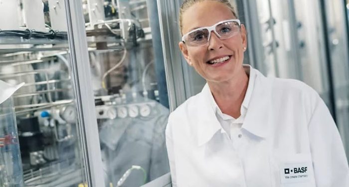 BASF recupera unas ganancias sólidas a pesar del incremento continuado de los precios de las materias primas y la energía 1 "A pesar de la tendencia alcista continuada en el precio de la energía y las materias primas, hemos logrado de nuevo unas ganancias sólidas en el segundo trimestre", declaró Martin Brudermüller, presidente de la Junta Directiva de BASF SE al presentar los resultados correspondientes al segundo trimestre de 2022 junto con el CFO, Hans-Ulrich Engel. BASF ya había publicado sus cifras provisionales el 11 de julio. El Grupo BASF registró ventas de 23.000 millones de euros, 3.200 millones por encima del nivel del mismo trimestre del ejercicio anterior. Este incremento del 16,3% se debió primordialmente al aumento de precios significativo que BASF pudo introducir en prácticamente todos los segmentos. Al situarse en 2.300 millones de euros, el resultado de explotación (EBIT) antes de extraordinarios alcanzó el nivel ya destacable del segundo trimestre de 2021. Los segmentos de Soluciones Agrícolas y Nutrición & Cuidado incrementaron notablemente sus ganancias, mientras que estas aumentaron ligeramente en el de Soluciones Industriales. El EBIT antes de extraordinarios mejoró considerablemente en Otros. En cambio, los segmentos de Productos Químicos y Materiales generaron un EBIT antes de extraordinarios considerablemente menor. En el segmento de Tecnologías de Superficie, el EBIT antes de extraordinarios también sufrió un declive considerable. El EBIT creció 34 millones de euros hasta los 2.400 millones de euros. El resultado de explotación antes de depreciaciones, amortizaciones y extraordinarios (EBITDA antes de extraordinarios) creció en 76 millones de euros hasta los 3.300 millones de euros; por su parte, en el segundo trimestre de 2022 el EBITDA alcanzó los 3.400 millones de euros, lo que supone un incremento de 197 millones de euros. Evolución de los flujos de caja durante el segundo trimestre de 2022 Los flujos de caja operativos alcanzaron los 1.200 millones de euros en el segundo trimestre de 2022, es decir, 1.300 millones menos que durante el mismo trimestre del ejercicio anterior. Por su parte, el flujo de caja libre fue de 336 millones, tras los 1.800 millones de euros registrados en el segundo trimestre de 2021. Evolución de los segmentos de BASF en el segundo trimestre de 2022 Las ventas del segmento de Productos Químicos acusaron un incremento significativo de un 27,2% frente al segundo trimestre de 2021 y llegaron a los 4.300 millones de euros. Ambas divisiones operativas contribuyeron a este resultado. El crecimiento de las ventas estuvo propiciado, en primera instancia, por unos precios considerablemente más altos en ambas divisiones para repercutir el alza de los precios de la energía y las materias primas en un contexto de fuerte demanda continuada. El EBIT antes de extraordinarios siguió situándose a un nivel alto (853 millones de euros), si bien muy por debajo de las ganancias excepcionalmente sólidas que se habían logrado en el segundo trimestre del ejercicio anterior. Esto se debe, sobre todo, a una notable contracción de las ganancias en la división de Productos Petroquímicos, propiciada a su vez por unos costes fijos más elevados como resultado del incremento de los precios de la energía y los efectos de divisa. El segmento de Materiales registró ventas por valor de 4.900 millones de euros, lo que supone un destacable aumento del 29,9% en comparación con el mismo periodo del ejercicio anterior. Esto se debió principalmente al sólido crecimiento de las ventas en la división de Monómeros. En lo que respecta a Materiales de Alto Rendimiento, esta división también registró un incremento considerable. La evolución positiva de las ventas se vio propiciada básicamente por el aumento significativo de los precios para repercutir el alza de los costes de las materias primas. Al situarse en 668 millones de euros, el EBIT antes de extraordinarios experimentó un fuerte descenso en comparación con el segundo trimestre de 2021. En ambas divisiones, los márgenes más altos no lograron compensar el incremento de los costes fijos. Las ventas del segmento de Soluciones Industriales acusaron un incremento significativo en comparación con el segundo trimestre de 2021 y llegaron a los 2.600 millones de euros. Esto representa un aumento de un 12,1%, debido principalmente a un sólido crecimiento de las ventas en la división de Performance Chemicals. Por otra parte, en la división de Dispersiones & Resinas, las ventas acusaron un ligero crecimiento que se debió fundamentalmente a unos niveles de precios considerablemente más altos en todas las áreas de negocio y todas las regiones. A su vez, esto fue el resultado del alza de precios de las materias primas, la energía y el transporte. El EBIT antes de extraordinarios de este segmento, de 323 millones de euros, se situó ligeramente por encima del nivel alcanzado en el mismo trimestre de 2021. Esto reflejó el incremento significativo de las ganancias en la división de Performance Chemicals, principalmente por el crecimiento de los márgenes propiciado por los precios. En el segmento de Tecnologías de Superficie, las ventas fueron de 5.400 millones de euros, un 7,6% por debajo del mismo trimestre del ejercicio anterior. El notable crecimiento de las ventas en la división de Coatings no logró compensar la fuerte caída en la de Catalizadores. La disminución de las ventas en términos interanuales se debió principalmente a la merma significativa de los volúmenes en la división de Catalizadores, debida sobre todo a una menor demanda del sector de la automoción a causa de un suministro insuficiente de semiconductores y de los confinamientos en China. El EBIT antes de extraordinarios pasó de los 289 millones registrados durante el segundo trimestre de 2021 a los 227 millones de euros, lo que supone una caída considerable determinada por el acusado descenso del EBIT antes de extraordinarios en la división de Coatings, motivado principalmente por unos costes fijos más altos. En comparación con el segundo trimestre de 2021, el segmento de Nutrición & Cuidado registró un incremento de las ventas del 30,9%, hasta los 2.100 millones de euros. Ambas divisiones contribuyeron significativamente a este resultado, propiciado por unos precios considerablemente más altos en todas las áreas de negocio con el fin de repercutir el alza de precios de las materias primas y la energía. El EBIT antes de extraordinarios de este segmento se situó considerablemente por encima del nivel alcanzado durante el mismo trimestre del ejercicio anterior y llegó hasta los 213 millones de euros. Esto se debió al incremento notable del EBIT antes de extraordinarios en la división de Care Chemicals. Las ventas de 2.500 millones de euros del segmento de Soluciones Agrícolas se incrementaron de forma significativa en comparación con el segundo trimestre de 2021. Este aumento, de un 25,3%, puede atribuirse principalmente a los precios más altos en todas las regiones y a los efectos de divisa positivos, sobre todo del dólar estadounidense. Unos volúmenes notablemente más altos también contribuyeron a esta evolución de las ventas. El EBIT antes de extraordinarios, de 223 millones de euros, se situó muy por encima del nivel alcanzado en el mismo trimestre del ejercicio anterior. Esto se debió principalmente a la evolución positiva de las ventas, que logró compensar con creces el aumento de los costes. Las ventas de Otros crecieron considerablemente en comparación con el segundo trimestre de 2021 hasta los 1.100 millones de euros, principalmente como reflejo del incremento de las ventas en el comercio de productos básicos. Por su parte, el EBIT antes de extraordinarios registró una mejora considerable frente al mismo periodo del ejercicio anterior al situarse en -168 millones de euros. Perspectivas del Grupo BASF para 2022 La valoración del entorno económico global para 2022 se ha ajustado tal y como se muestra a continuación (entre paréntesis se indican las hipótesis anteriores del Informe de 2021 de BASF; las previsiones de crecimiento actuales están redondeadas): Crecimiento del producto interior bruto: +2,5% (+3,8%) Crecimiento de la producción industrial: +3,0% (+3,8%) Crecimiento de la producción química: +2,5% (+3,5%) Tipo de cambio promedio euro-dólar de 1,07 $ por euro (1,15 $ por euro) Precio promedio anual del barril de petróleo (Brent) de 110 $ (75 $ por barril) Para la segunda mitad del año, BASF prevé un enfriamiento gradual en la evolución de la economía global, mucho más pronunciado en el caso de Europa. Este pronóstico presupone que no haya restricciones severas como resultado de nuevos confinamientos en China y que la escasez de gas natural no conlleve ceses de producción en Europa. Tomando como base los supuestos anteriores y la evolución muy positiva del negocio durante la primera mitad de 2022, las previsiones para el Grupo BASF para el ejercicio de 2022 se han ajustado tal y como se indica a continuación (con las estimaciones anteriores del Informe de 2021 de BASF entre paréntesis): Crecimiento de las ventas de entre 86.000 millones y 89.000 millones de euros (entre 74.000 y 77.000 millones de euros) EBIT antes de extraordinarios de entre 6.800 millones y 7.200 millones de euros (entre 6.600 millones y 7.200 millones de euros) Rentabilidad del capital empleado (ROCE) de entre un 10,5% y un 11% (entre un 11,4% y un 12,6%) Reducción de las emisiones de CO2 a un volumen de entre 18,4 millones de toneladas métricas y 19,4 millones de toneladas métricas (entre 19,6 millones de toneladas métricas y 20,6 millones de toneladas métricas) La situación actual, marcada principalmente por la guerra en Ucrania y su impacto en los precios de la energía y las materias primas y la disponibilidad de estas, sobre todo en Europa, podría dar como resultado otras condiciones adversas que diverjan de las hipótesis formuladas anteriormente. En particular, entrañarían riesgos las interrupciones de la producción en las principales plantas europeas como resultado de una introducción de restricciones adicionales al suministro de gas europeo proveniente de Rusia. En ese caso, la pérdida de capacidades en el continente europeo podría compensarse parcialmente con un mayor aprovechamiento de las capacidades de las plantas situadas fuera de Europa. Asimismo, el desarrollo futuro de la pandemia por coronavirus, así como las medidas destinadas a contener el número de infecciones, también podrían suponer riesgos. Las oportunidades radicarían en que se mantuvieran los márgenes elevados aun en el caso de una recesión económica. BASF está dando respuesta a dicha recesión introduciendo medidas de reducción de costes. Acerca de BASF En BASF, creamos química para un futuro sostenible. Combinamos el éxito económico con la responsabilidad social y la protección del medio ambiente. El Grupo BASF cuenta con alrededor de 111.000 colaboradores que contribuyen al éxito de nuestros clientes en casi todos los sectores y países del mundo. Nuestra cartera abarca seis segmentos: Productos Químicos, Materiales, Soluciones Industriales, Tecnologías de Superficie, Nutrición & Cuidado y Soluciones Agrícolas. En 2021, BASF generó unas ventas de unos 78.600 millones de euros. Las acciones de BASF cotizan en las bolsas de Frankfurt (BAS) y en Estados Unidos (BASFY) como ADR (American Depositary Receipts). Más información en www.basf.com. Declaraciones sobre el futuro y predicciones Esta nota de prensa contiene declaraciones relativas a perspectivas de futuro. Estas declaraciones se basan en las estimaciones y proyecciones actuales de la Junta Directiva y en la información actualmente disponible. Las declaraciones futuras no son garantías de los desarrollos futuros y los resultados aquí esbozados. Estos dependen de una serie de factores, implican diversos riesgos e incertidumbres y se basan en supuestos que quizá no resulten precisos. BASF no asume la obligación de actualizar las declaraciones relativas a perspectivas de futuro que contiene esta nota de prensa más allá de las exigencias legales.