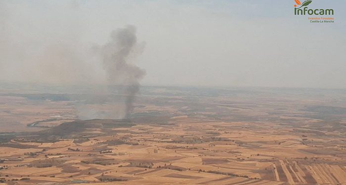 Driebes vuelve a arder cinco medios y 23 personas luchan por controlar un incendio en matorral