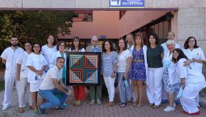 El Aula Hospitalaria ‘La Pecera’ de Guadalajara pone el broche al curso escolar con la entrega de una nueva obra del ‘Museo de la Pecera’ a la Unidad de Daño Cerebral