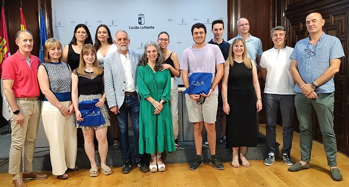 El delegado de Educación, Cultura y Deportes recibe al alumnado de Guadalajara con mejores notas en la prueba ordinaria de la EVAU