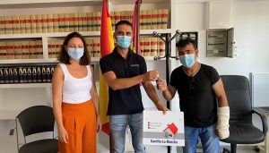 El Gobierno regional entrega una vivienda de protección oficial en régimen de alquiler en la localidad de El Herrumblar