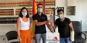 El Gobierno regional entrega una vivienda de protección oficial en régimen de alquiler en la localidad de El Herrumblar