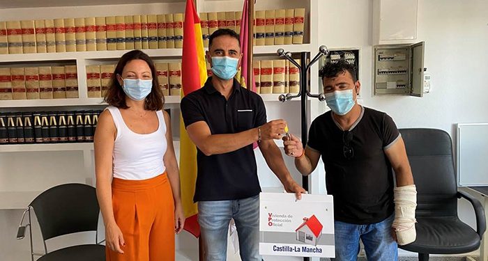 El Gobierno regional entrega una vivienda de protección oficial en régimen de alquiler en la localidad de El Herrumblar