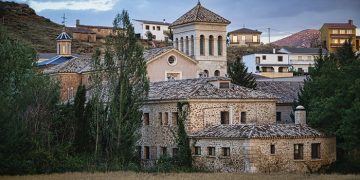 El hotel monasterio Virgen de Tejeda, de Garaballa, habilita una sala de exposiciones  para promocionar la obra de artistas conquenses durante la temporada turística