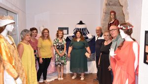 El Museo Arqueológico de Cuenca acoge la muestra ´Siguiendo el hilo de la historia colección de trajes femeninos de recreación histórica´