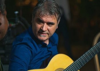 El músico de origen conquense Rafael Serrallet lleva su guitarra al desierto mauritano