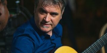 El músico de origen conquense Rafael Serrallet lleva su guitarra al desierto mauritano