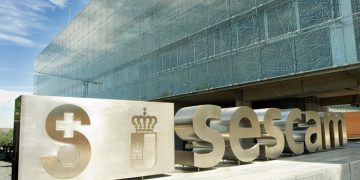 El SESCAM recibe el certificado que garantiza que el cien por cien de la energía eléctrica contratada procede de fuentes renovables