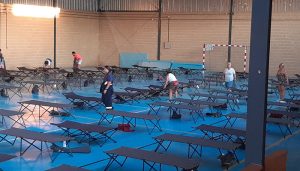 En el polideportivo de Uceda se ha habilitado un albergue para atender las necesidades de los evacuados por el incendio