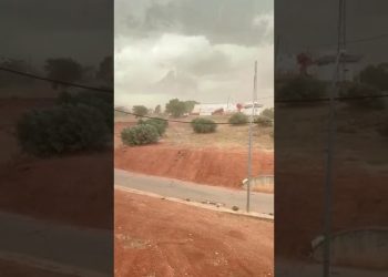 Espectacular tormenta en Motilla del Palancar: el viento derriba una antena de telefonía móvil