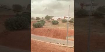 Espectacular tormenta en Motilla del Palancar: el viento derriba una antena de telefonía móvil