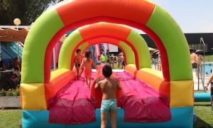 Mañana de viernes entre pasodobles y chapuzones en las Fiestas de Cabanillas