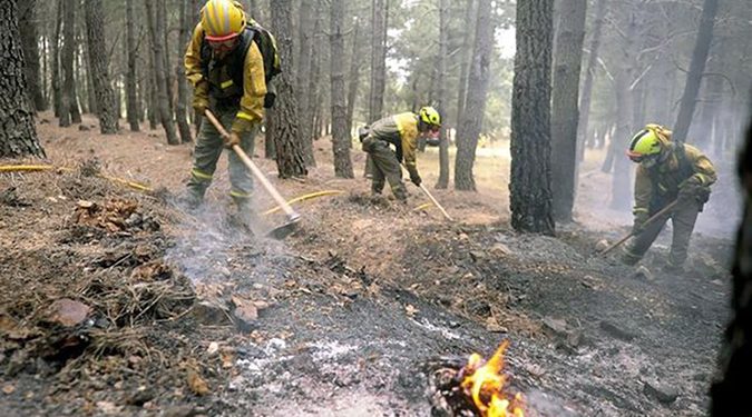 UGT pone en valor el sobreesfuerzo que están llevando a cabo los Bomberos Forestales, con jornadas maratonianas, golpes de calor, trabajando en sus días de descanso… 1 geacam 1