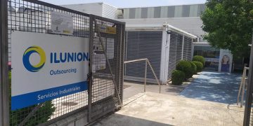 Ilunion suspende este jueves y el viernes el turno de tarde en la nave de Cabanillas del Campo donde tiene a cien personas con discapacidad trabajando a 37º o más