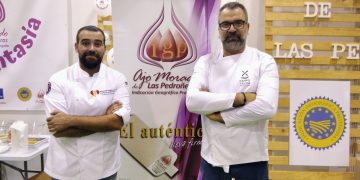 Atienza aconseja a los finalistas del Concurso Nacional de Cocina ‘Ajo Morado Las Pedroñeras’ que disfruten del momento.