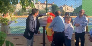 Martínez Chana participa en la inauguración del complejo deportivo de Villarrubio que cuenta con mini basket y pádel