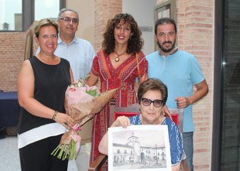 Iniesta homenajea a su artista local Agripina Talavera