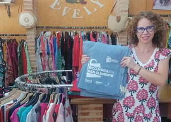 La Asociación del Comercio de Cuenca distribuye bolsas reutilizables que incitan a comprar en los comercios locales