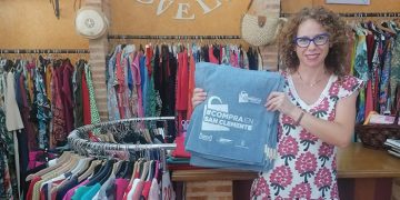 La Asociación del Comercio de Cuenca distribuye bolsas reutilizables que incitan a comprar en los comercios locales