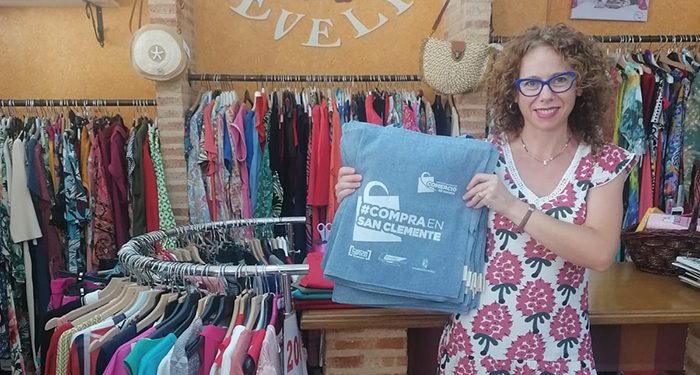 La Asociación del Comercio de Cuenca distribuye bolsas reutilizables que incitan a comprar en los comercios locales