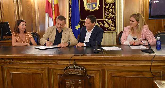 La Diputación y la Junta rubrican el convenio con doce ayuntamientos de Cuenca para actuar en 19 consultorios