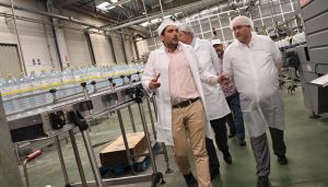 La Junta y Damm comparten los proyectos que Fuente Liviana ha llevado a cabo en la embotelladora de agua de la Comunidad Autónoma