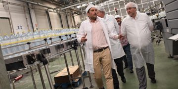 La Junta y Damm comparten los proyectos que Fuente Liviana ha llevado a cabo en la embotelladora de agua de la Comunidad Autónoma