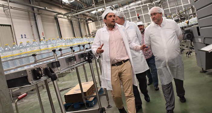 La Junta y Damm comparten los proyectos que Fuente Liviana ha llevado a cabo en la embotelladora de agua de la Comunidad Autónoma