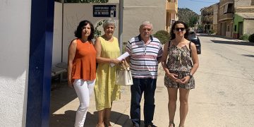 La parada de autobús de Mira ya es una realidad