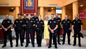 La subdelegada del Gobierno en Cuenca da la bienvenida a los seis nuevos policías nacionales que realizarán sus prácticas en la Comisaría Provincial