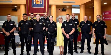 La subdelegada del Gobierno en Cuenca da la bienvenida a los seis nuevos policías nacionales que realizarán sus prácticas en la Comisaría Provincial