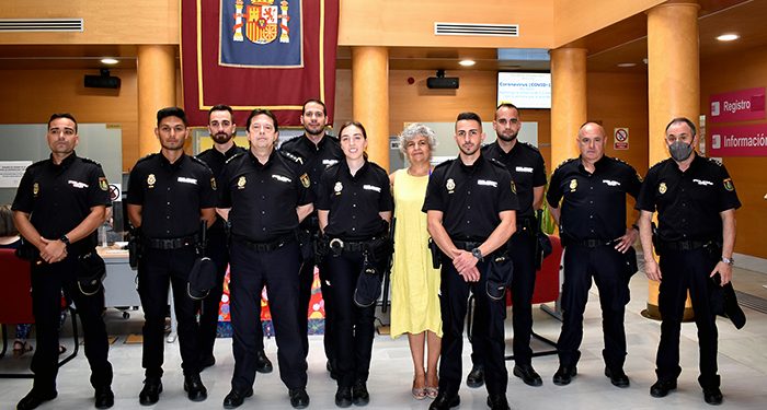 La subdelegada del Gobierno en Cuenca da la bienvenida a los seis nuevos policías nacionales que realizarán sus prácticas en la Comisaría Provincial
