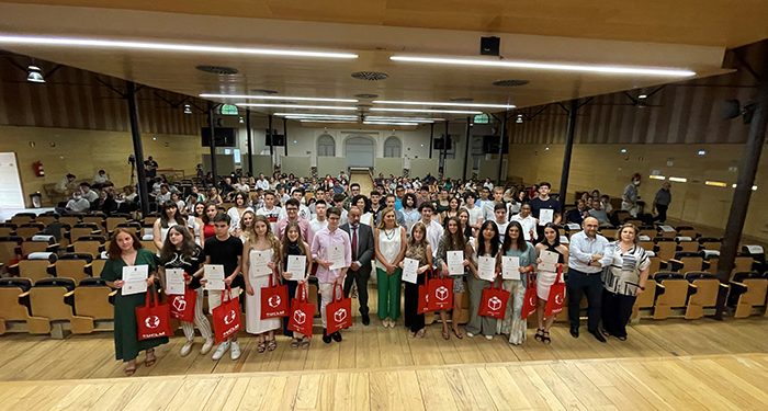 La UCLM y el Gobierno regional reconocen el trabajo del alumnado con mejores resultados en la EvAU y olimpiadas 1 La UCLM y el Gobierno regional reconocen el trabajo del alumnado con mejores resultados en la EvAU y olimpiadas