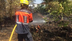 Los bomberos del Ayuntamiento de Cuenca sofocan un incendio junto a las pistas de tráfico