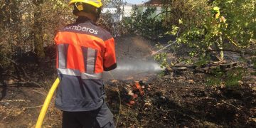 Los bomberos del Ayuntamiento de Cuenca sofocan un incendio junto a las pistas de tráfico