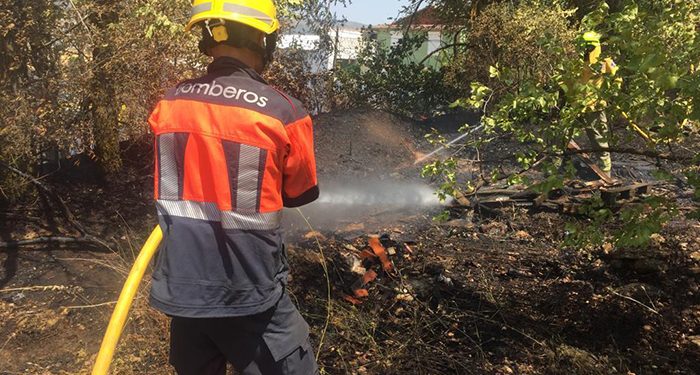 Los bomberos del Ayuntamiento de Cuenca sofocan un incendio junto a las pistas de tráfico
