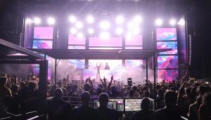 Multitudinaria última noche en las Fiestas de Cabanillas, con llenazos en el Ferial y la Plaza de Toros