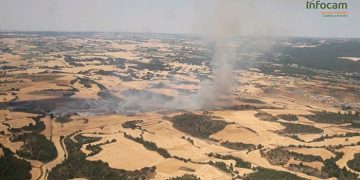 Nueve medios y 59 personas tratan de controlar un incendio en Fresneda de Altarejos