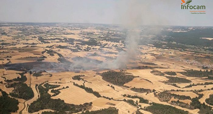 Nueve medios y 59 personas tratan de controlar un incendio en Fresneda de Altarejos