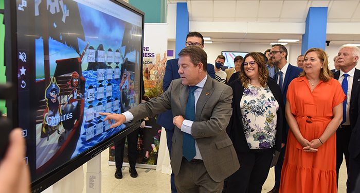 Page anuncia una inversión de 14 millones de euros en formación del profesorado y 48 millones de euros más para la adquisición de herramientas tecnológicas