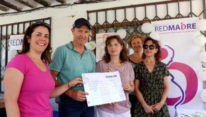 Pareja entrega 1.400 euros a la Asociación Red Madre de Guadalajara