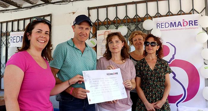 Pareja entrega 1.400 euros a la Asociación Red Madre de Guadalajara
