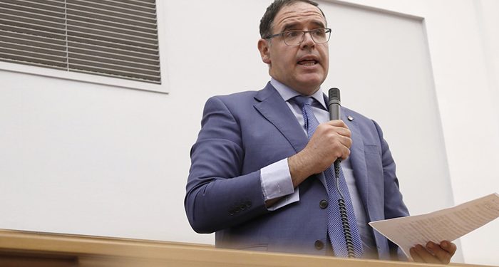 Prieto reclama a la Junta la reforma del gimnasio del instituto Hervás y Panduro por sus carencias y falta de seguridad