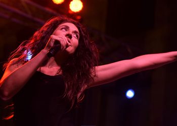 Queralt Lahoz impone su “pureza” sobre el escenario de Estival
