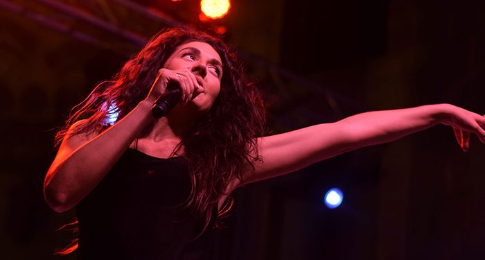 Queralt Lahoz impone su “pureza” sobre el escenario de Estival 1 Queralt Lahoz impone su “pureza” sobre el escenario de Estival