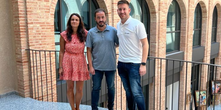 Iniesta será pionera en implantar una comunidad energética a través del autoconsumo colectivo 1 reunion alcalde iniesta con make the sun 2