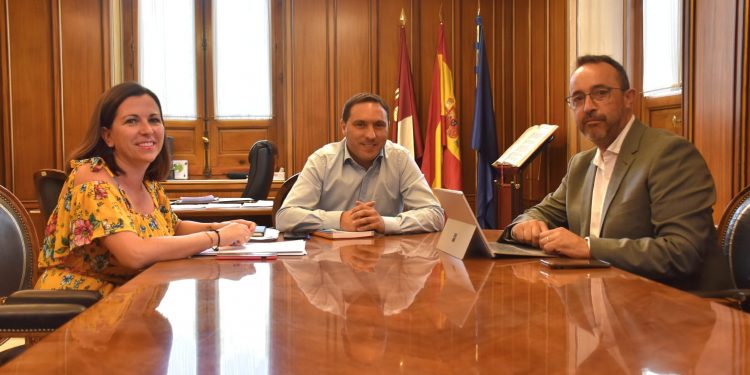 La Diputación de Cuenca y la Fundación de Ferrocarriles Españoles buscan alternativas turísticas para dinamizar el trazado de la vía 1 reunion fundacion ferrocarriles 2