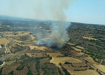 Seis medios y 32 personas tratan de controlar un incendio en Castejón