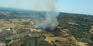 Seis medios y 32 personas tratan de controlar un incendio en Castejón